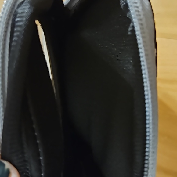 Sports phone holder arm pouch for phone touchscreen earplug hlder - Picture 4 of 5